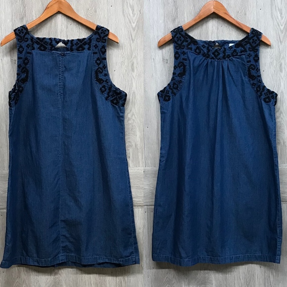 Old Navy Dresses & Skirts - Old Navy Embroidered Sleeveless Denim Dress BB66